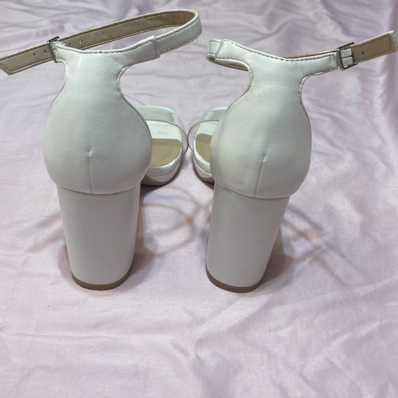 size woman 5 1/2 , color is a pale white, laundry list brand - Picture 3 of 3